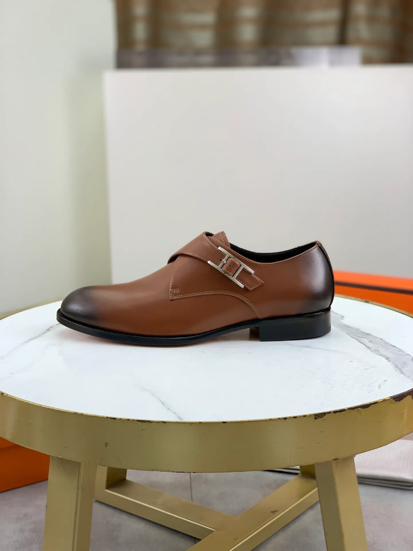 Factory price P940 💰💎💎💎 Original genuine leather outsole Brand: Hermès Grade: Same as the official website Original quality materials: Original soft calfskin Water-dyed cowhide lining Original Italian genuine leather outsole Style categories: Men's fashion Formal casual leather shoes Slip-on men's shoes series Young fashion European and American trends British style Code number: 39-45 (38.46 can be customized)